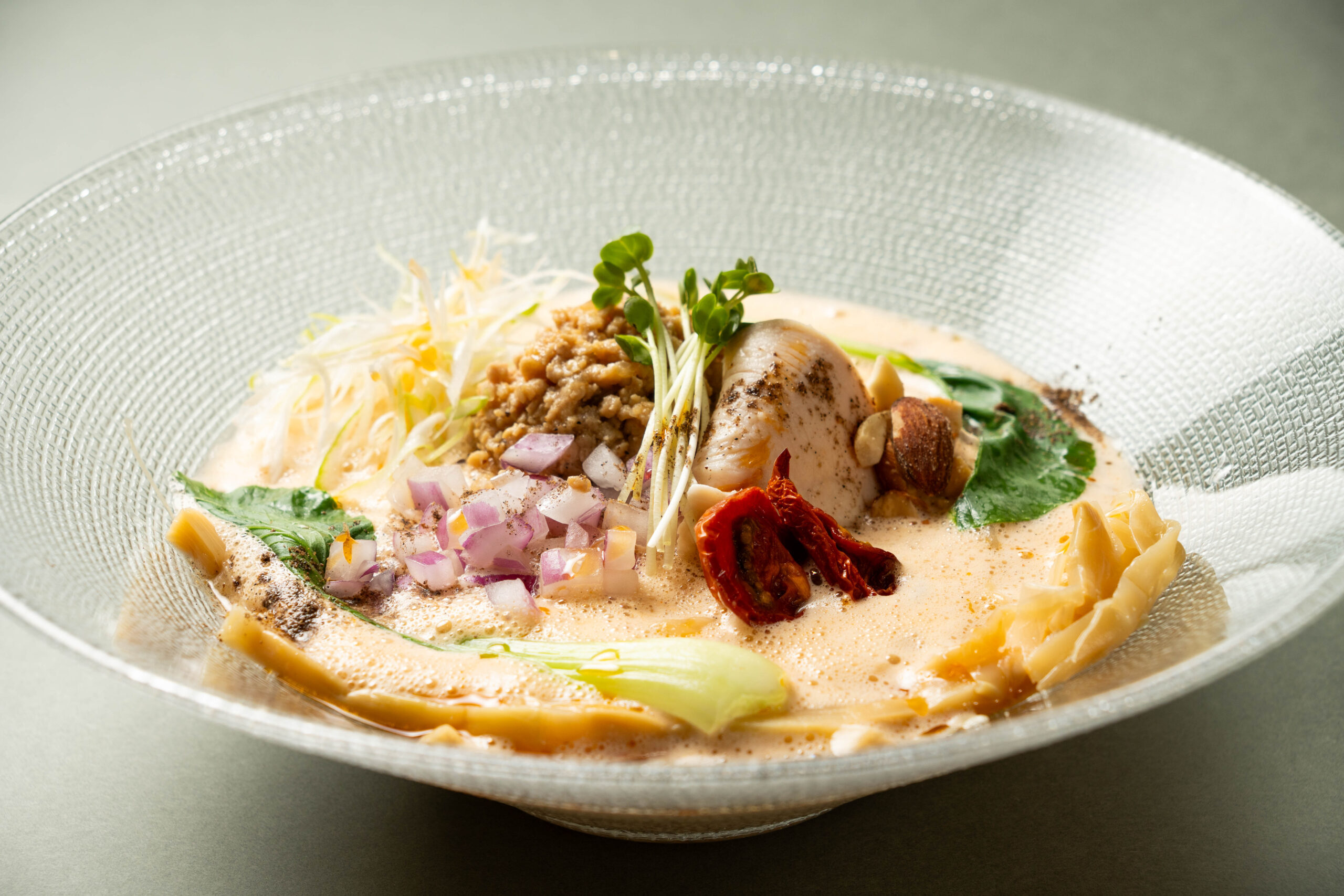 福井県で撮影したガラスの器に盛り付けられた冷たい麺料理の商品写真