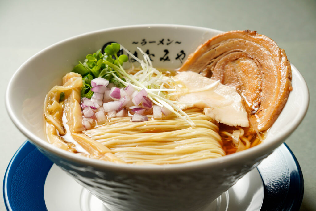 福井のラーメン店で撮影した澄んだスープとチャーシューが印象的なラーメン