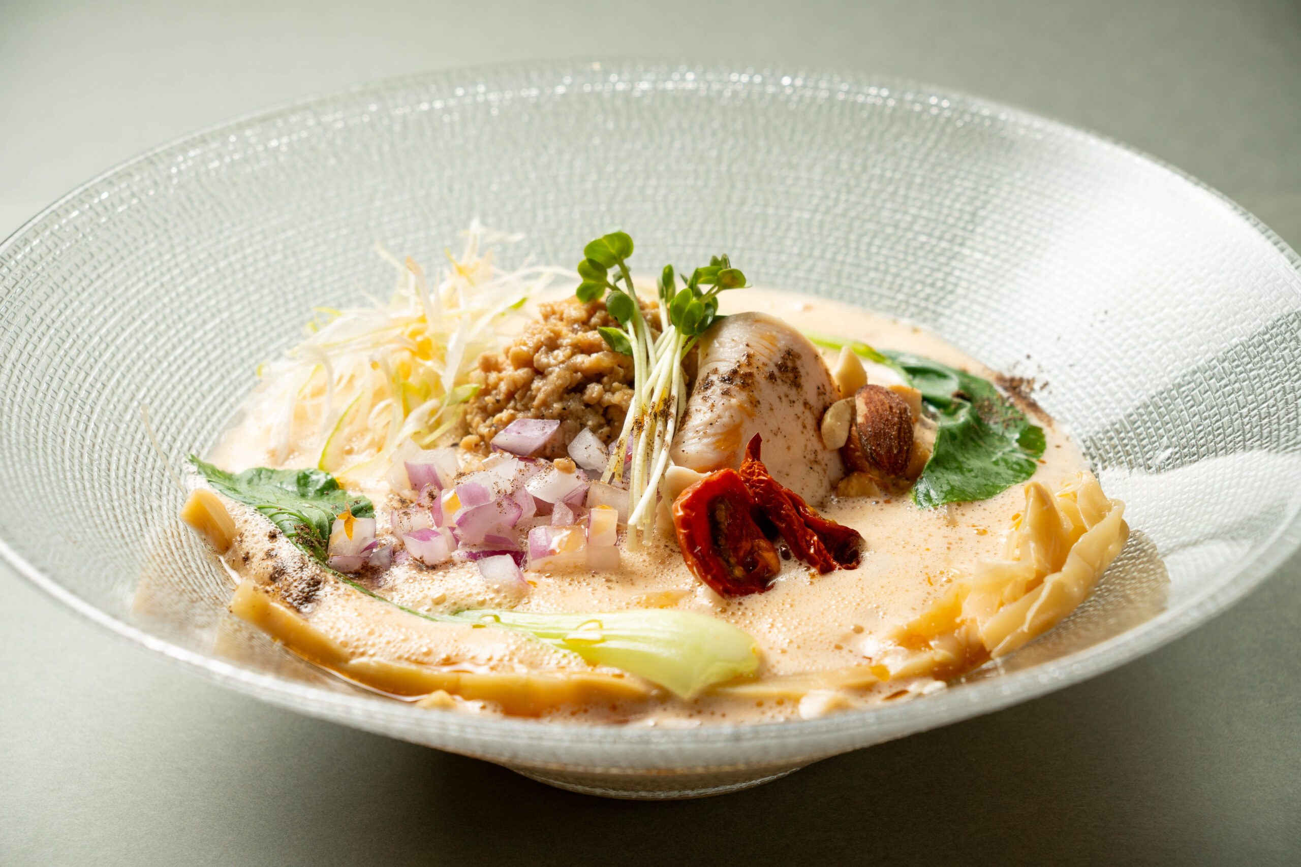 福井市の人気ラーメン店「はなみや」様のメニュー撮影事例。ビジュアルディレクションを施したクオリティの高い美しいラーメンの料理写真。