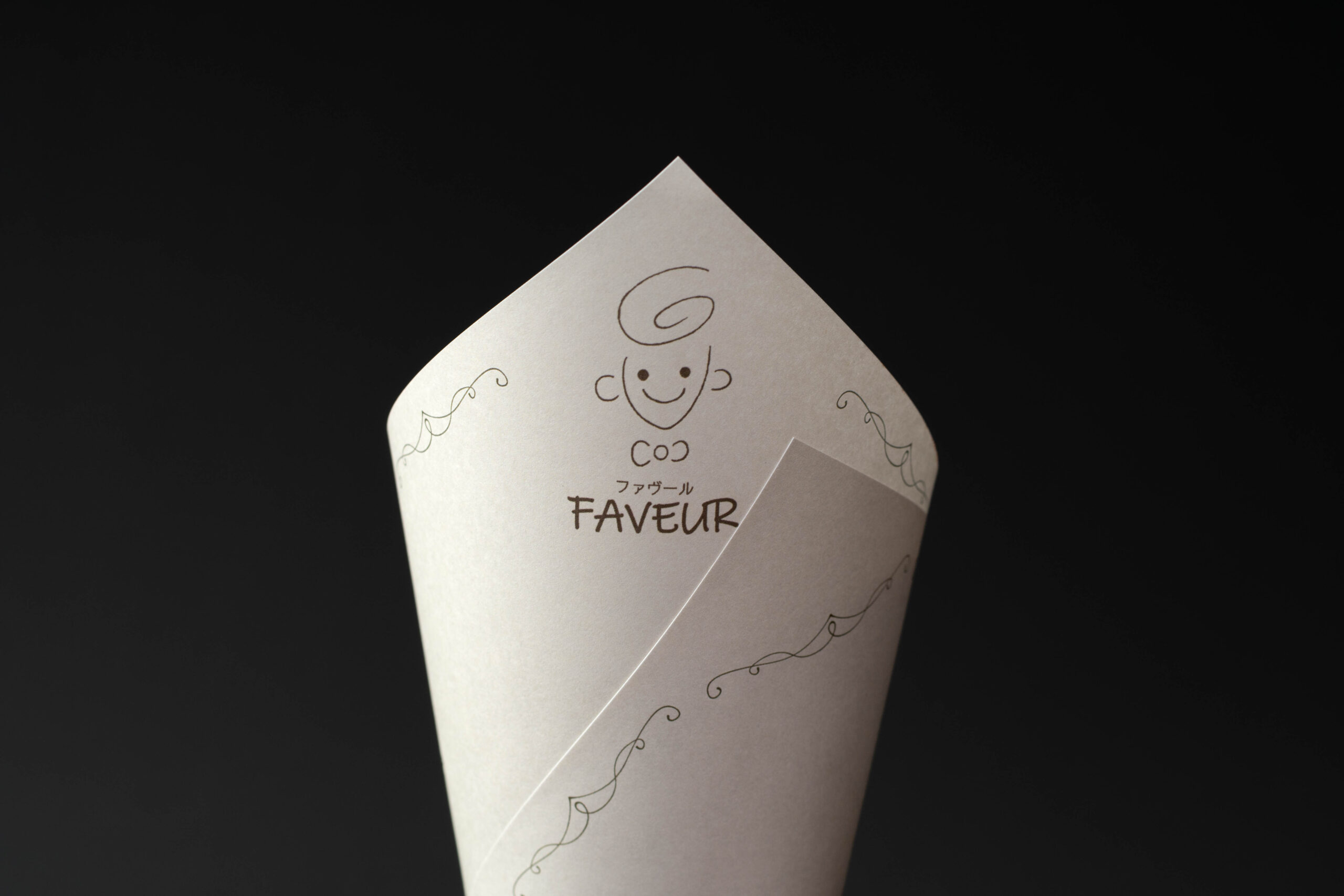 スイーツ店「FAVEUR」様のブランディングを意識したビジュアル撮影。福井県福井市を拠点に、商品の格とお店の世界観を高める商品写真。