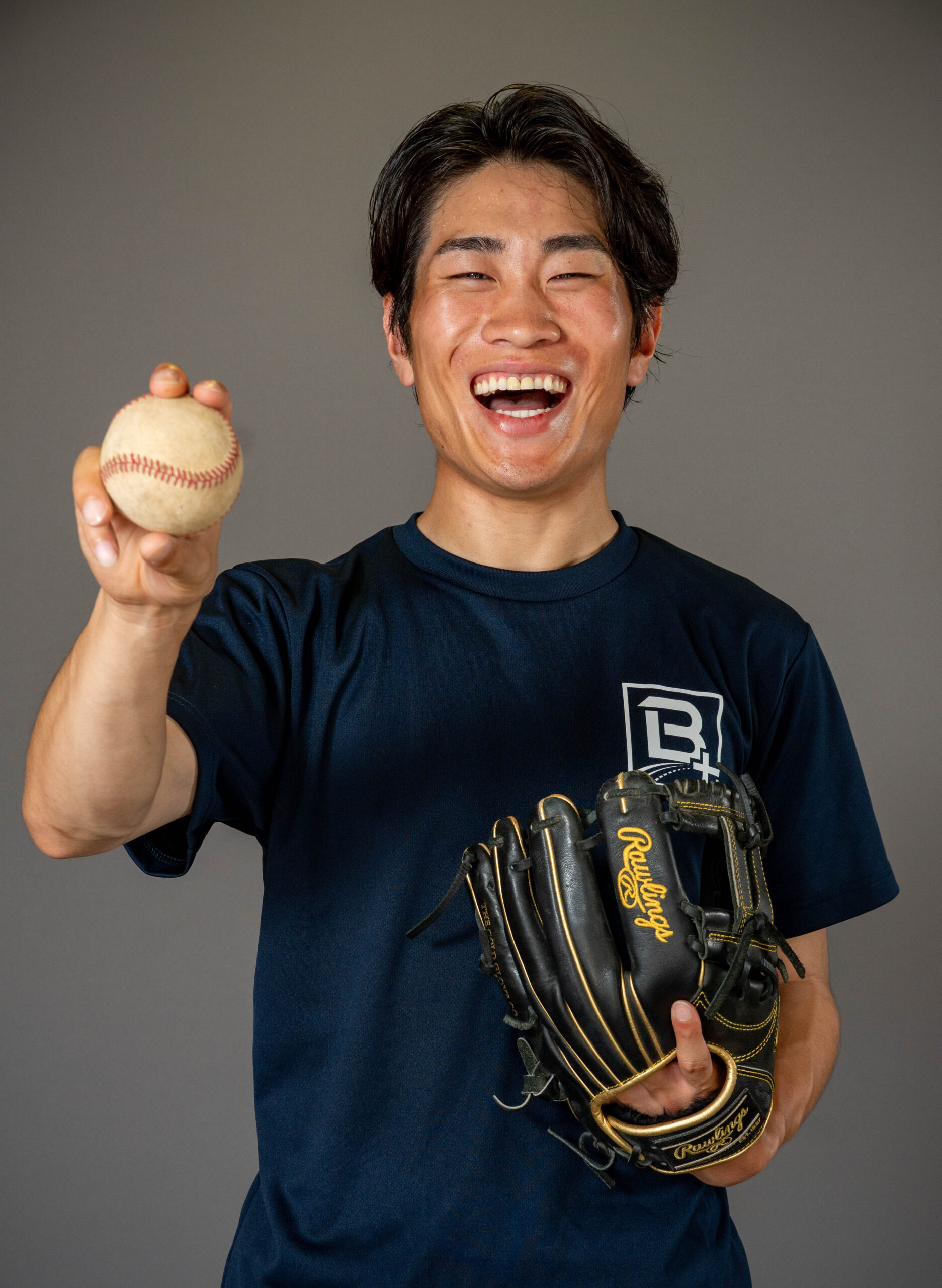 「福井県出張写真館 DESIGN STUDIO FUUが撮影した、野球グローブとボールを持ち、最高の笑顔を見せる男性のポートレート」
