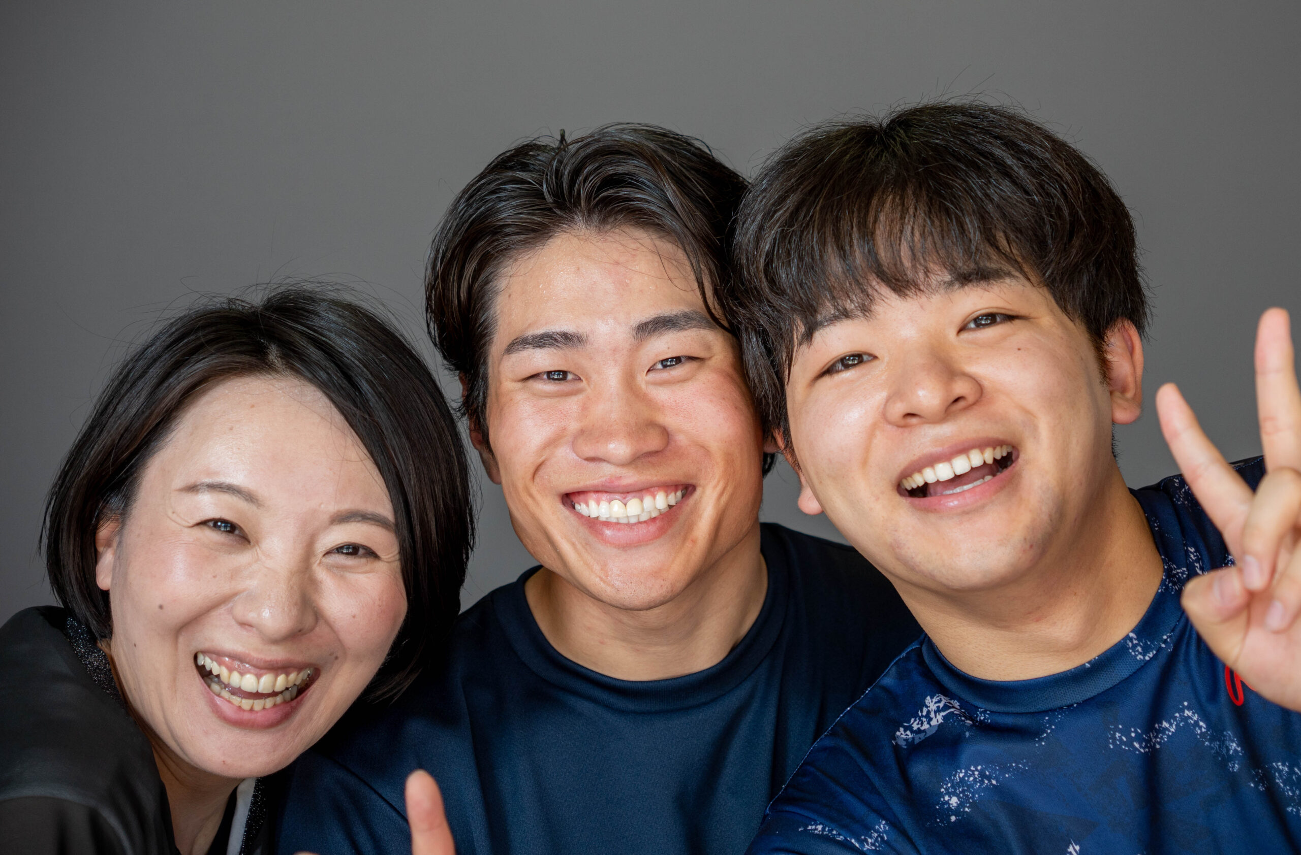 「福井県出張写真館 DESIGN STUDIO FUUが撮影した、男女3人が肩を並べて最高の笑顔を見せるスタジオポートレート」