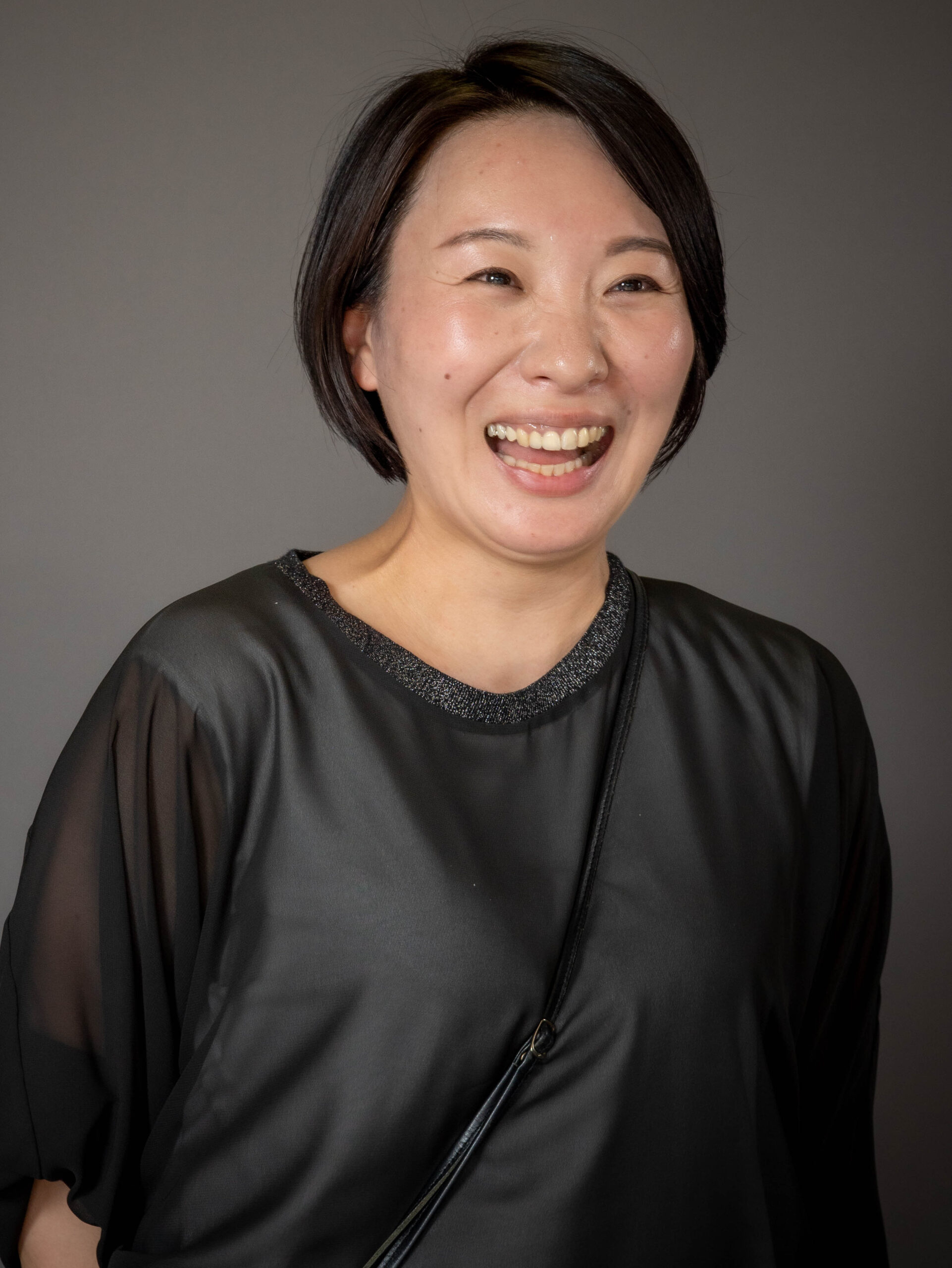 「DESIGN STUDIO FUUが格上のクオリティで捉えた、生き生きとした表情で笑う女性のプロフィール写真」