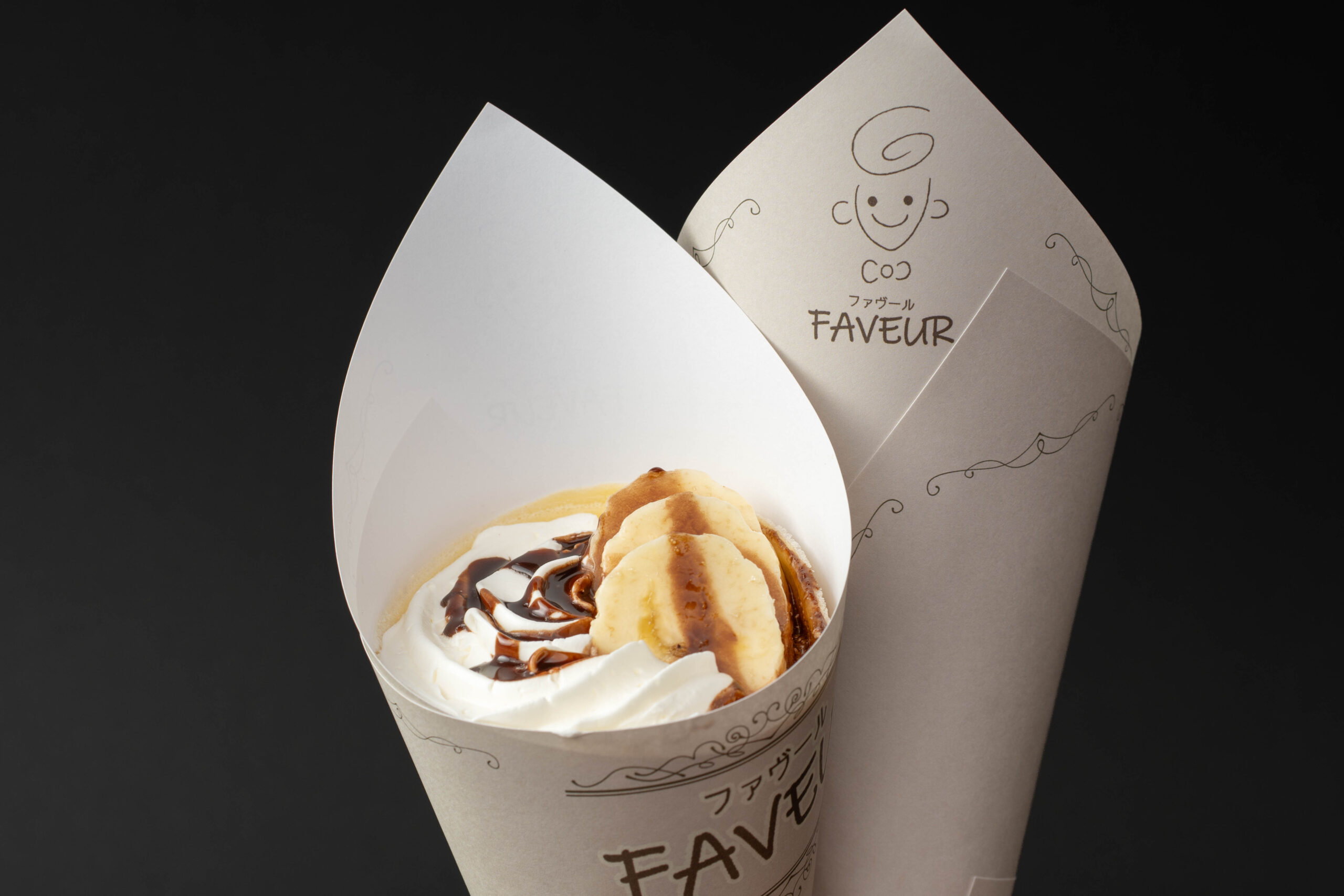 カフェ・スイーツ店「FAVEUR」様のクレープメニュー撮影。パッケージロゴのブランド感とトッピングの美味しさを極限まで引き出した商品写真。
