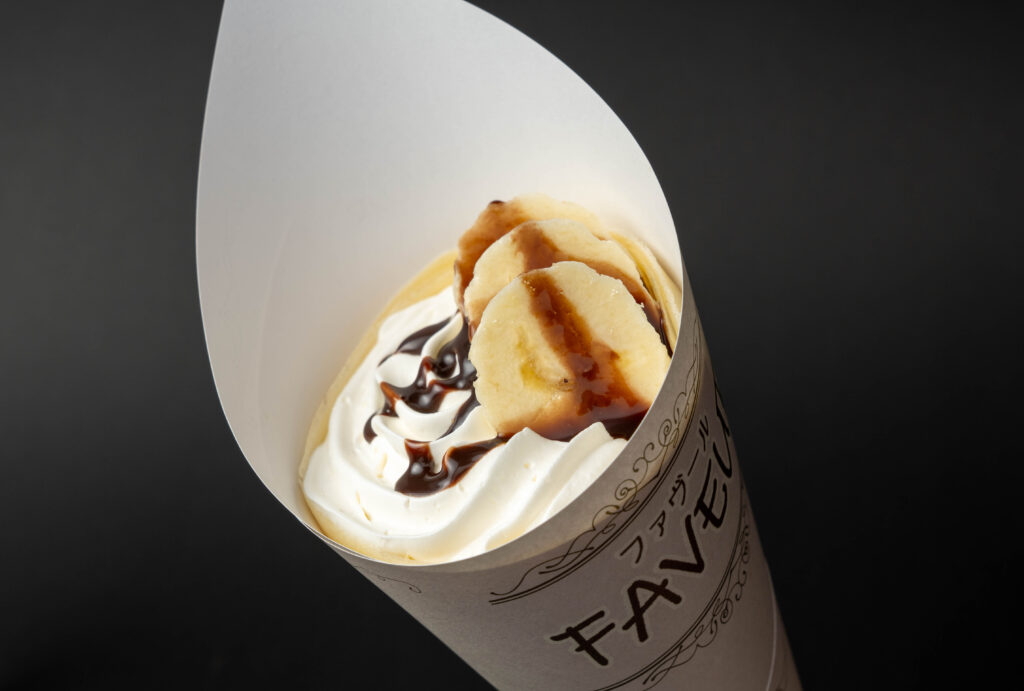 福井で撮影したバナナと生クリーム、チョコソースを使ったクレープの商品写真