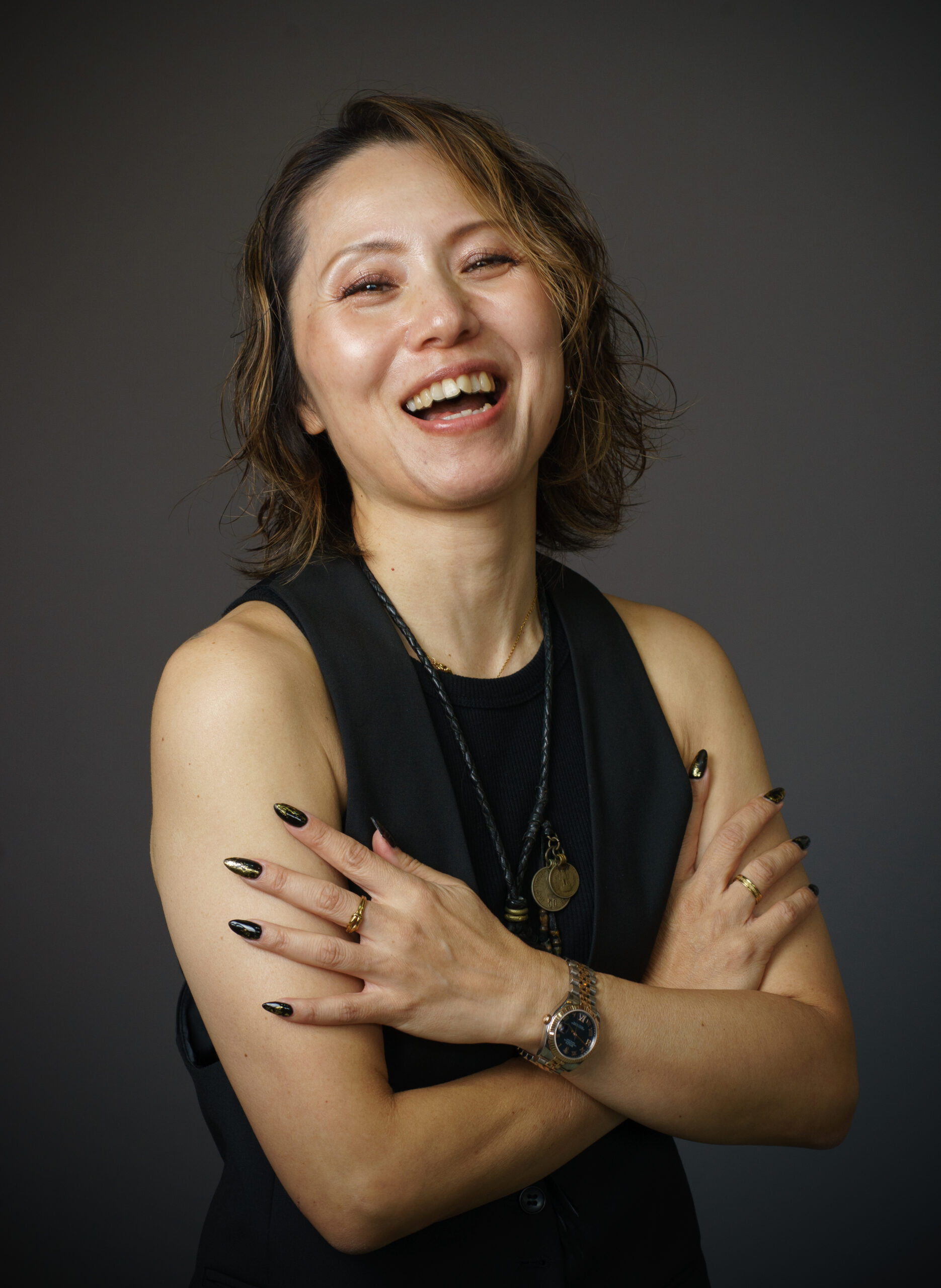 福井県で撮影した黒い衣装の女性が腕を組んで笑うポートレート写真